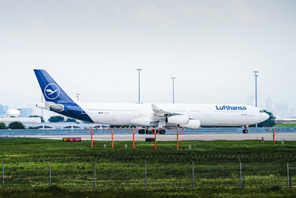 Lufthansa Airbus A340 auf dem Rollfeld - Lufthansa Handgepäck-Regeln & Tarife 2026