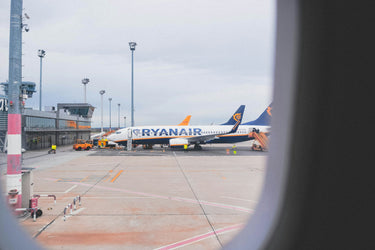 Blick aus Flugzeugfenster auf Ryanair Boeing 737 am Gate - Ryanair Handgepäck-Regeln