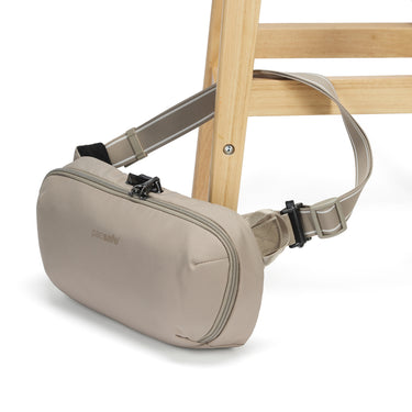 pacsafe Metrosafe X urban sling - Umhängetasche 36 cm (beige) - Ansicht 6