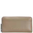 Calvin Klein Embossed Logo - Geldbörse L 12cc 19.2 cm RFID (crockery)